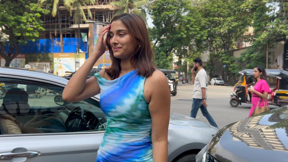 saiee-m-manjrekar-was-spotted-in-juhu-looking-stunning-as-she-stepped-out-in-style